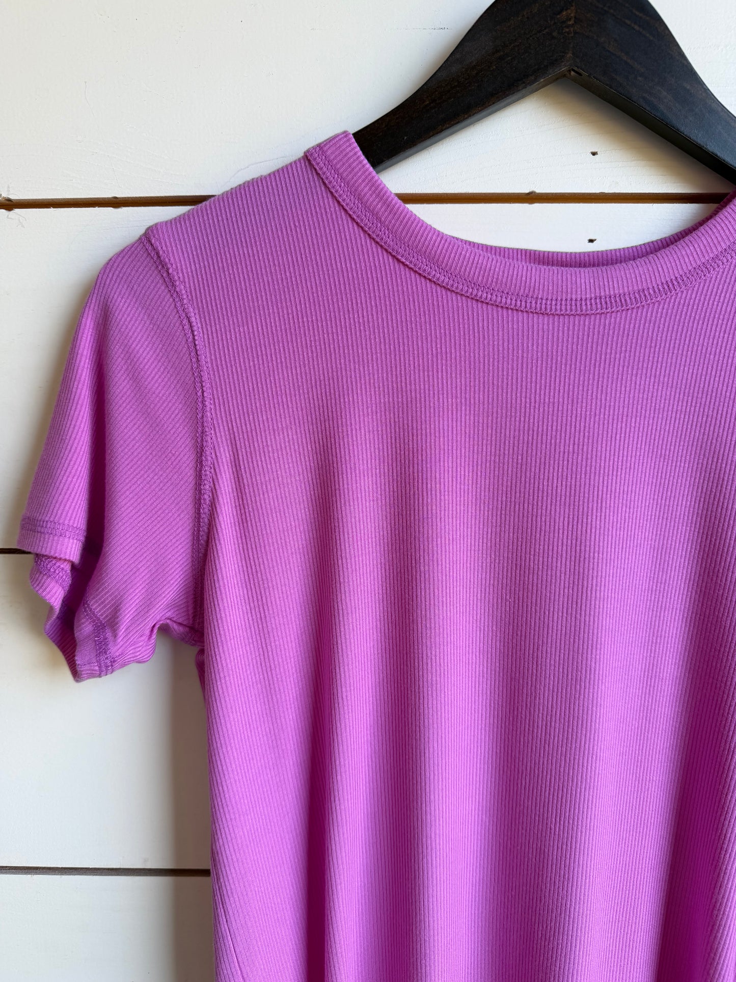 Ribbed Curved Hem Tee